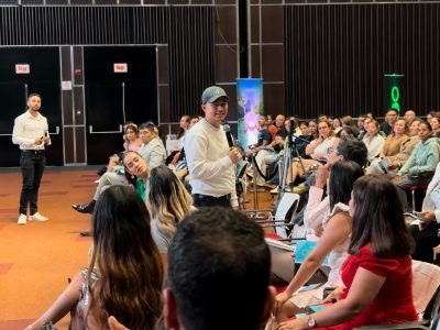 Diego Hablando Microfono auditorio 300 personas b